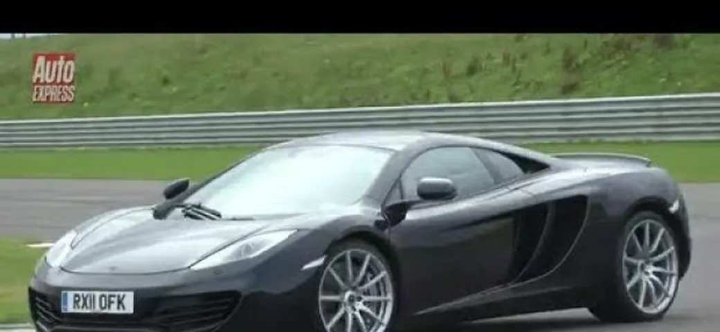 Ferrari 458 Italia vs McLaren MP4-12C: la prova di AutoExpress