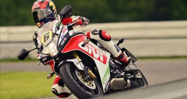 Stefan Bradl sulla Honda CBR600F con i colori LCR