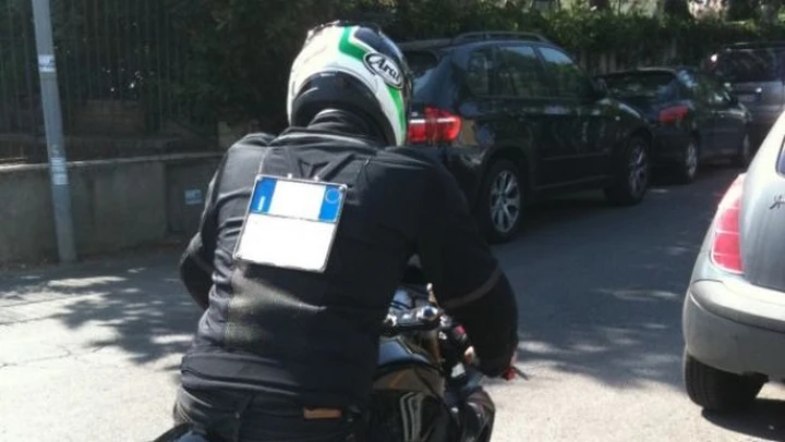 Foto del giorno: porta targa atipico (e fuori legge!)
