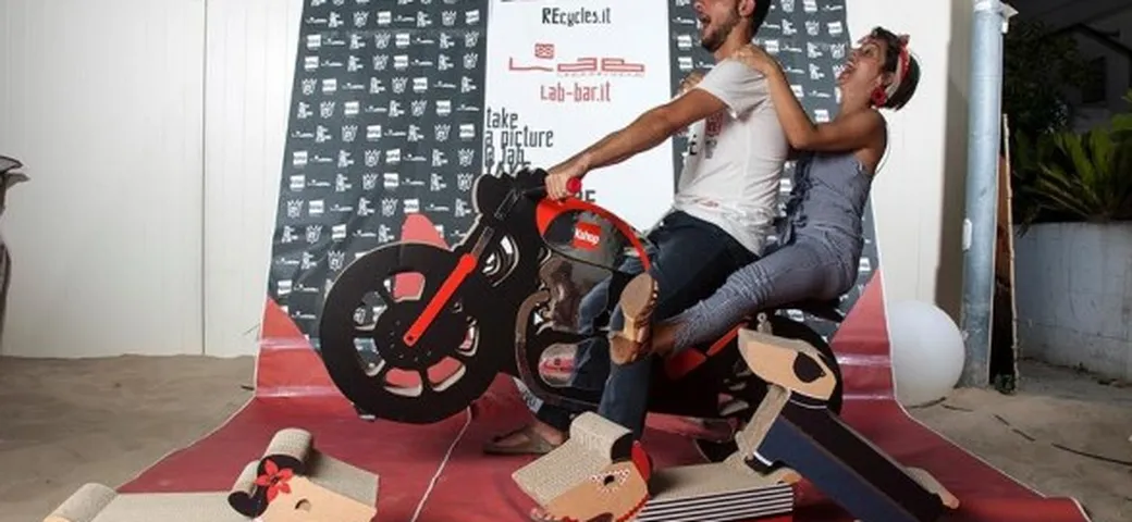 KShop e REcycles insieme per celebrare un anno di successi con una moto...di cartone!