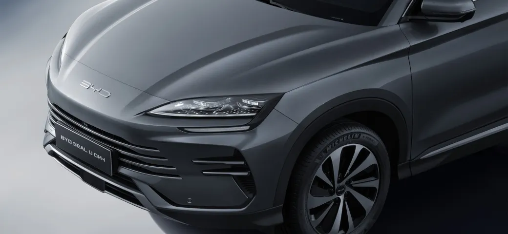 Tesla vs BYD, poche le componenti in comune ma la manutenzione è simile