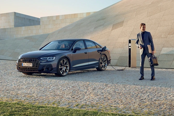 Audi A8 TFSI e 2022: ibrida plug-in con prezzi da 115.500 euro