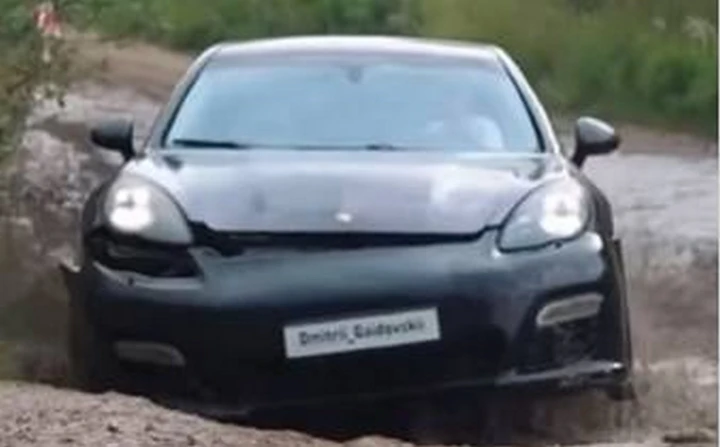 Con la Porsche Panamera fa un distruttivo show off-road | Video