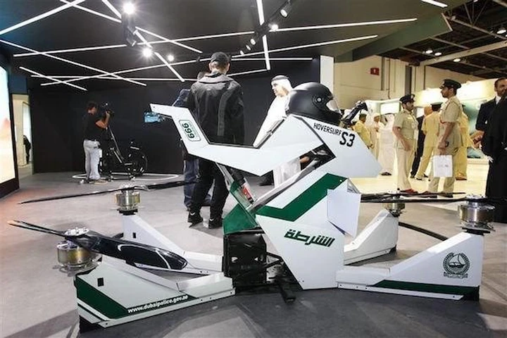 Presentata a Dubai una moto...volante!