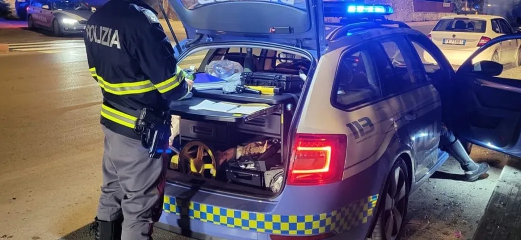 Semina il panico nella notte viaggiando a zig zag: fermato dalla Polizia