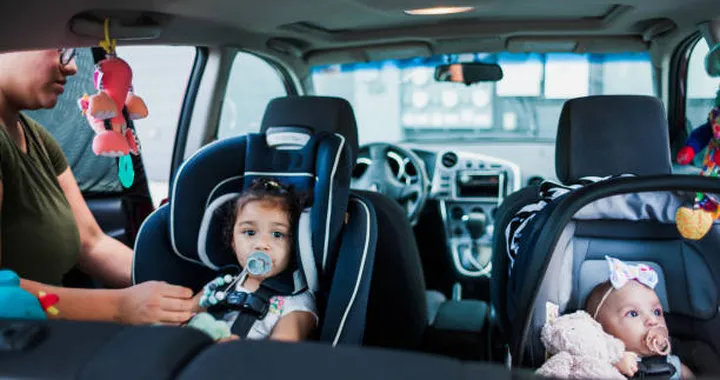 Bimbi a bordo, pochi seggiolini e cinture male allacciate: dati allarmanti