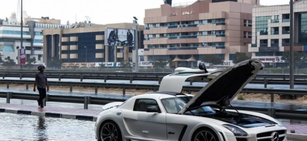 Mercedes SLS AMG: un esemplare finisce a mollo