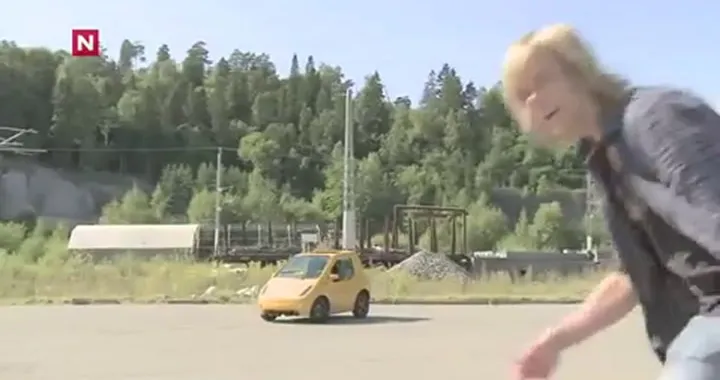 Lo scherzo dellautomobile 50cc con i clacson di un camion