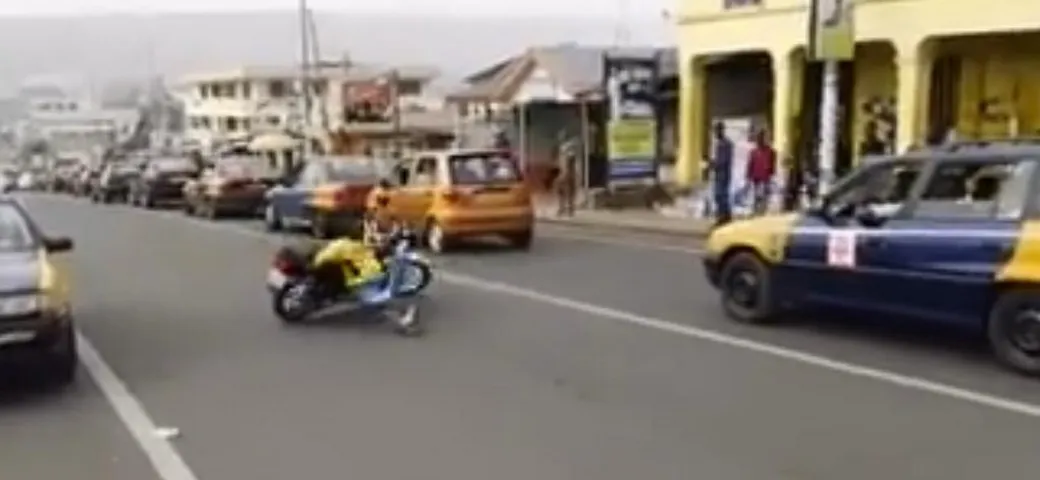Acrobazie folli con la moto in Nigeria [Video]