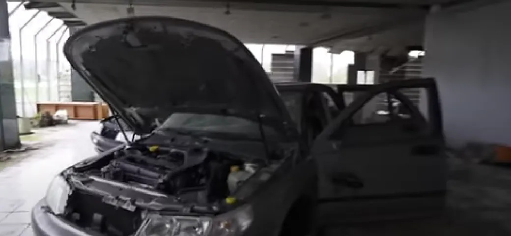 Il concessionario Saab abbandonato da anni è spettrale: 20 auto presenti
