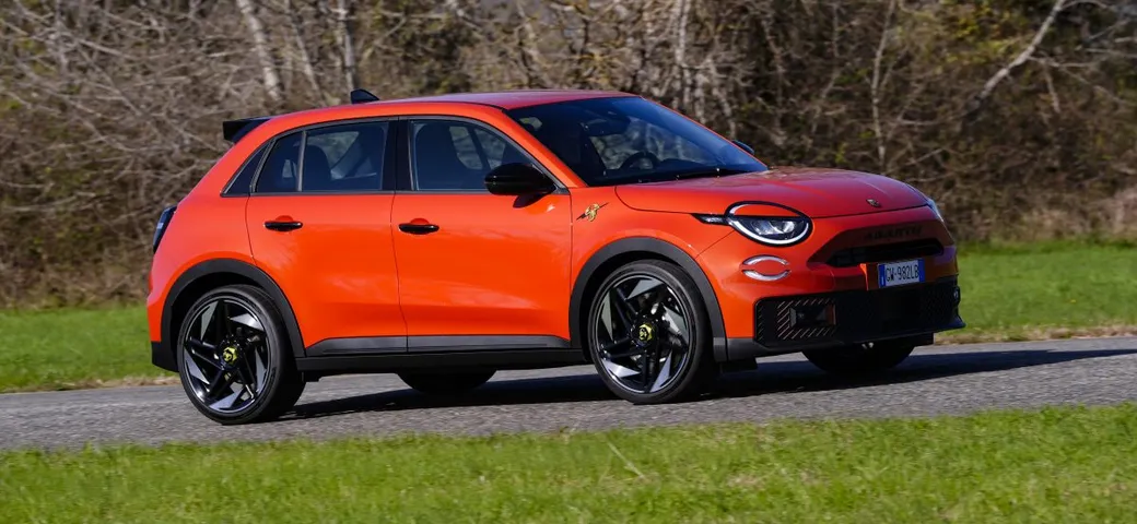 Abarth 600e, il flop è fragoroso: meno di 320 auto vendute nel 2025