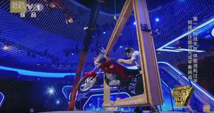 Impossible Challenge: moto in equilibrio sulla cornice gigante [Video]