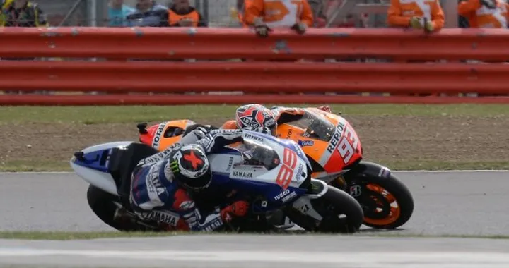 Pagelle MotoGP Silvertstone 2013: Lorenzo si supera. Anche Marquez. Rossi il primo degli … altri [FOTO sequenza sorpasso]