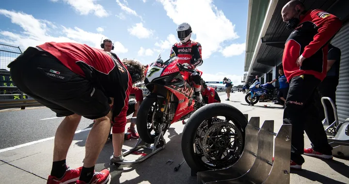 SBK Phillip Island, no al cambio gomma obbligatorio