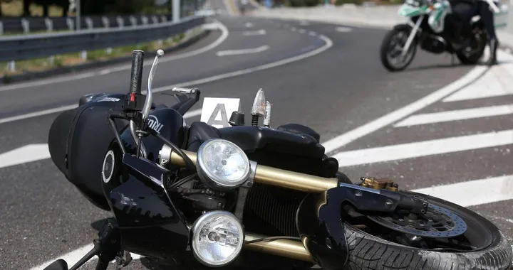 Moto e scooter a Roma: in calo gli incidenti, ma non le buche e i tombini...