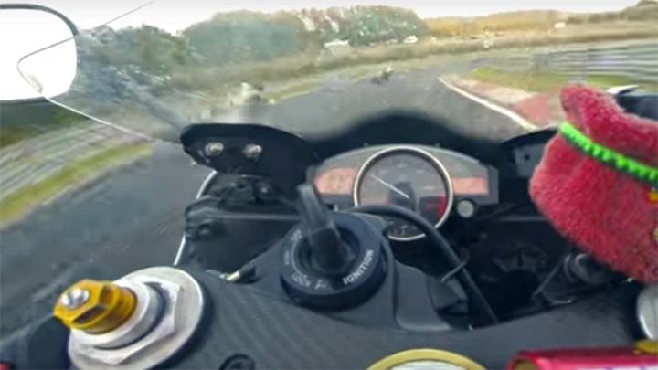 Quando pensi di andare forte e ti sverniciano all'esterno [Video]