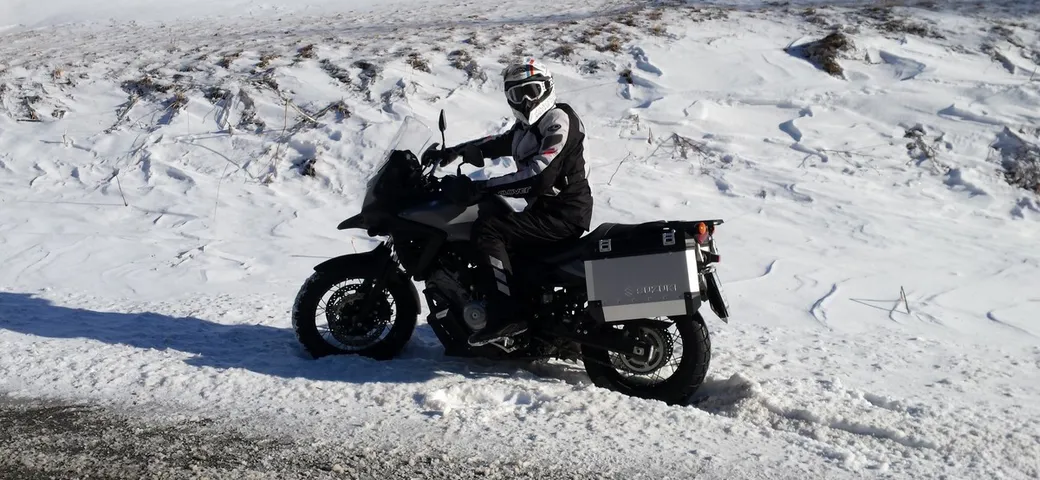 Suzuki V-Strom 650 XT ABS con pneumatici da neve al raduno invernale