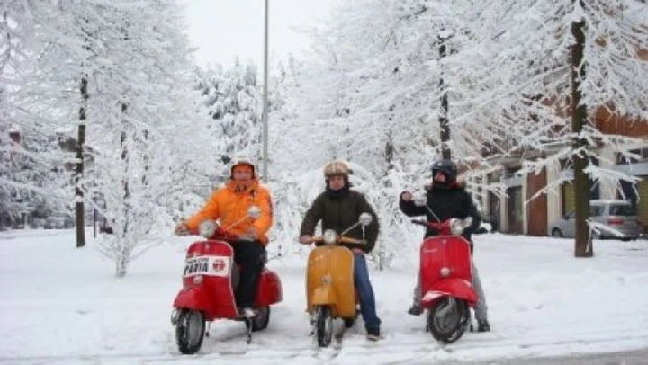 Foto del giorno: vespisti di neve