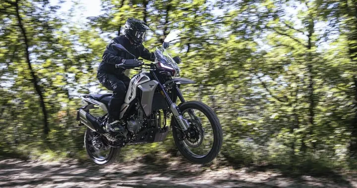 Moto Morini ALLTRHIKE 450: la nuova regina delle medie cilindrate?