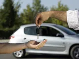 Francia, obbligo di registrazione per il prestito dell’auto: multe fino a 750 euro