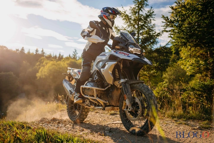Un bambino di 10 anni in sella ad una BMW R1250 GS