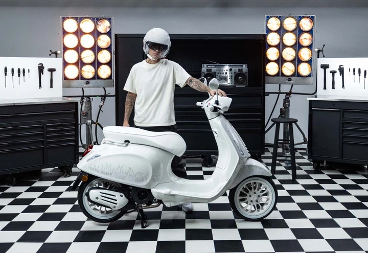 Vespa, ecco il modello esclusivo disegnato da Justin Bieber: dal 20 aprile parte il pre-booking