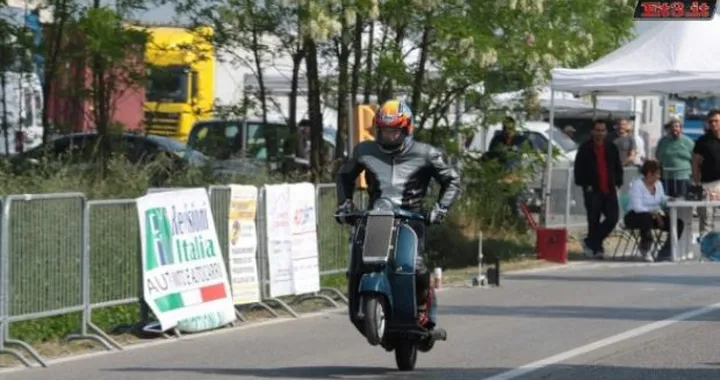Gara di accelerazione a Trecasali (PR) di Vespe e Lambrette