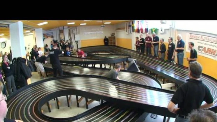 Video: la pista dove le macchinine radiocomandate accelerano da 0 a 100 km/h in 0.3 secondi!