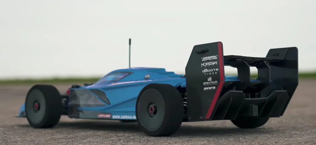 La Red Bull F1 battuta nel quarto di miglio da un'auto radiocomandata