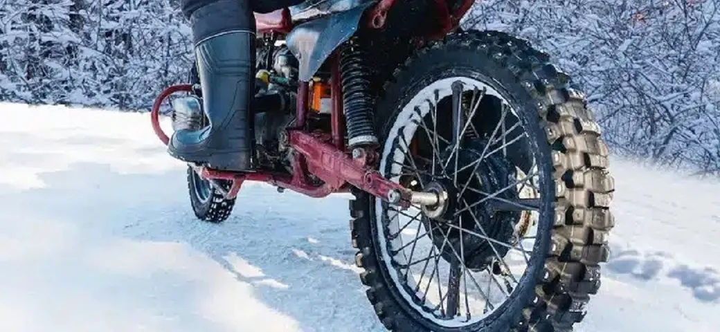 Guidare la moto quando nevica si può? Il chiarimento di Assogomma