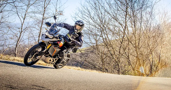 Acerbis Attack e Assault: caschi per avventure senza limiti