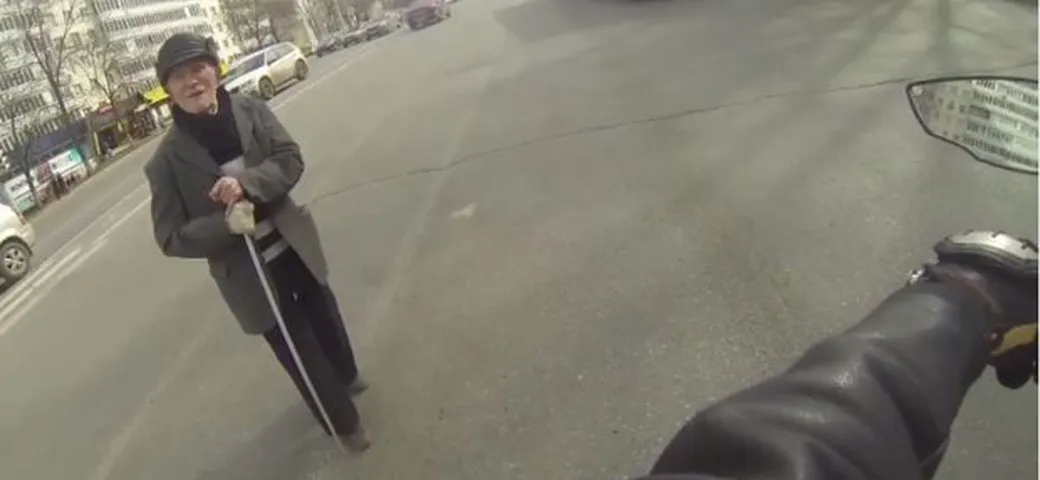 Ferma il traffico con la moto per far passare un anziano [Video]