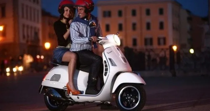 Apre Vespa Napoli, spazio "Tutto Vespa"
