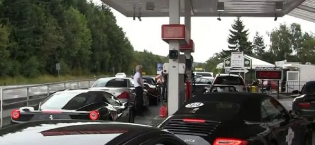 Decine di supercar in coda dal benzinaio in video