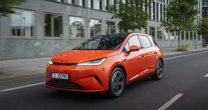 BYD Dolphin G DM-i arriva in Italia: oltre 1.000 km di autonomia da 23.640 euro
