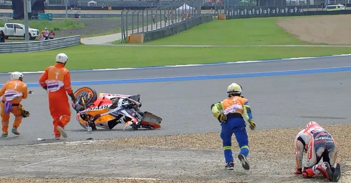 MotoGP Thailandia, pauroso incidente per Marc Marquez
