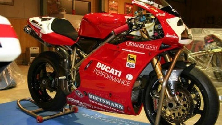 All'asta la Ducati 996 di Fogarty campione del mondo SBK nel 1998