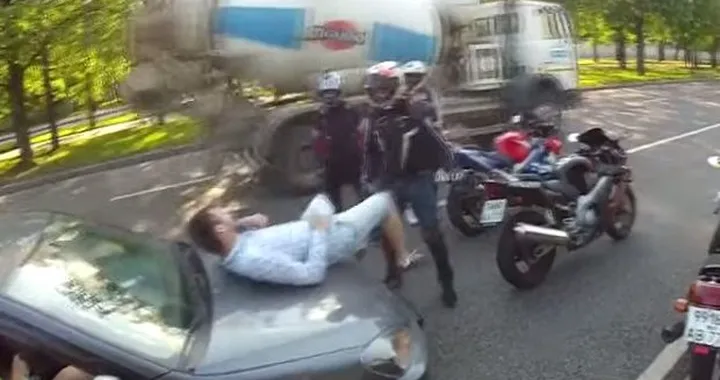 Si fa aggredire da dei motociclisti... per chiedere la mano alla fidanzata [Video]