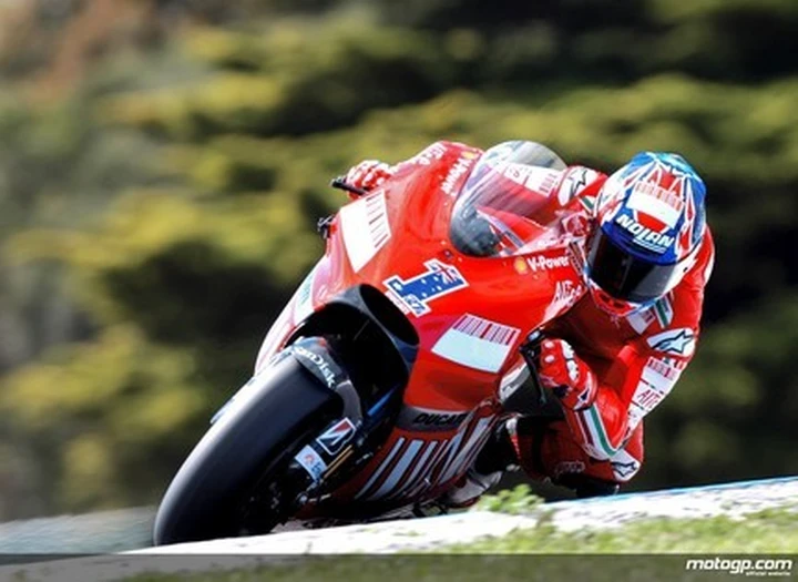 Stoner, ottava pole stagionale! Caduta di Rossi, fermo sul 12° tempo
