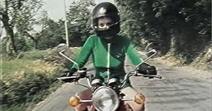 Edwige e la sua CB 350 rossa