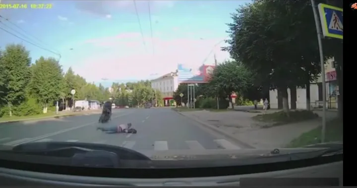 Moto investe una signora sulle strisce pedonali [Video]