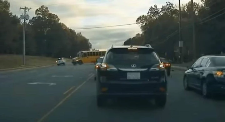 Subaru Outback: terrificante crash con lo scuolabus [Video]