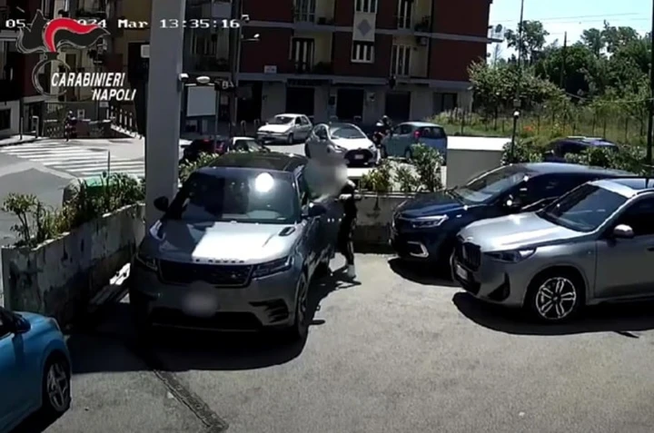 Banda smantellata a Napoli, rubavano con AirTag e localizzatori GPS