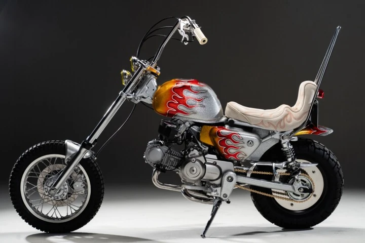 Honda Monkey 125 diventa chopper: 104 kg, Springer e fiamme