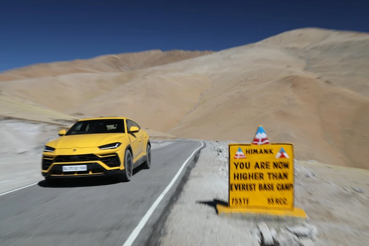 Lamborghini Urus: l'impresa sul passo più alto del mondo