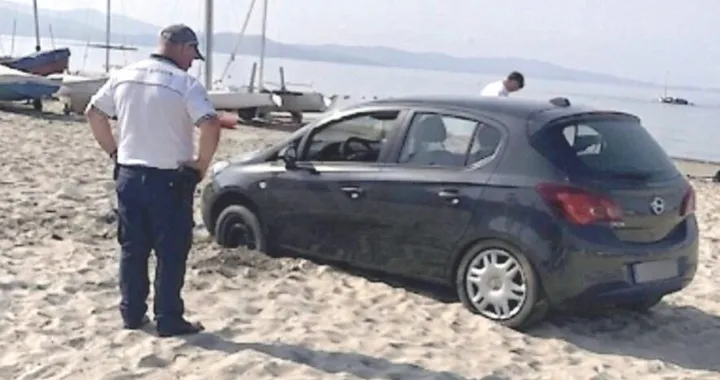 Auto bloccata sulla spiaggia: «Ce lo ha detto il navigatore», ma arriva la multa