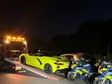 Corre a tutta velocità con la Corvette, ma viene beccato dalla Polizia: finisce male