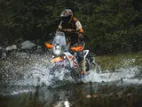 KTM 390 Adventure X e R 2025: l'off-road non è mai stato così accessibile