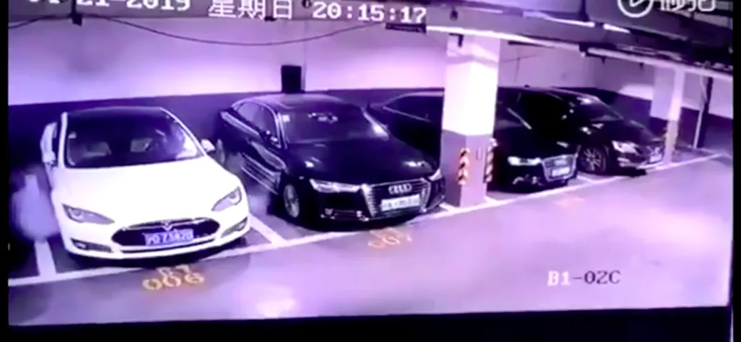 Auto elettriche: Una Tesla Model S prende fuoco da sola a Shanghai