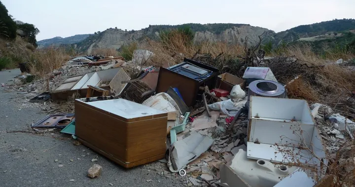 Rifiuti abbandonati in strada: il Comune sbeffeggia gli incivili